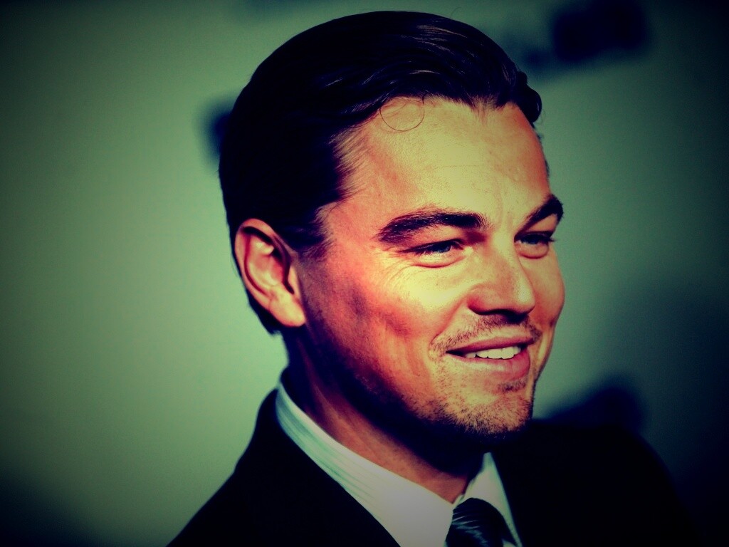 Леонардо Дикаприо в костюме обои