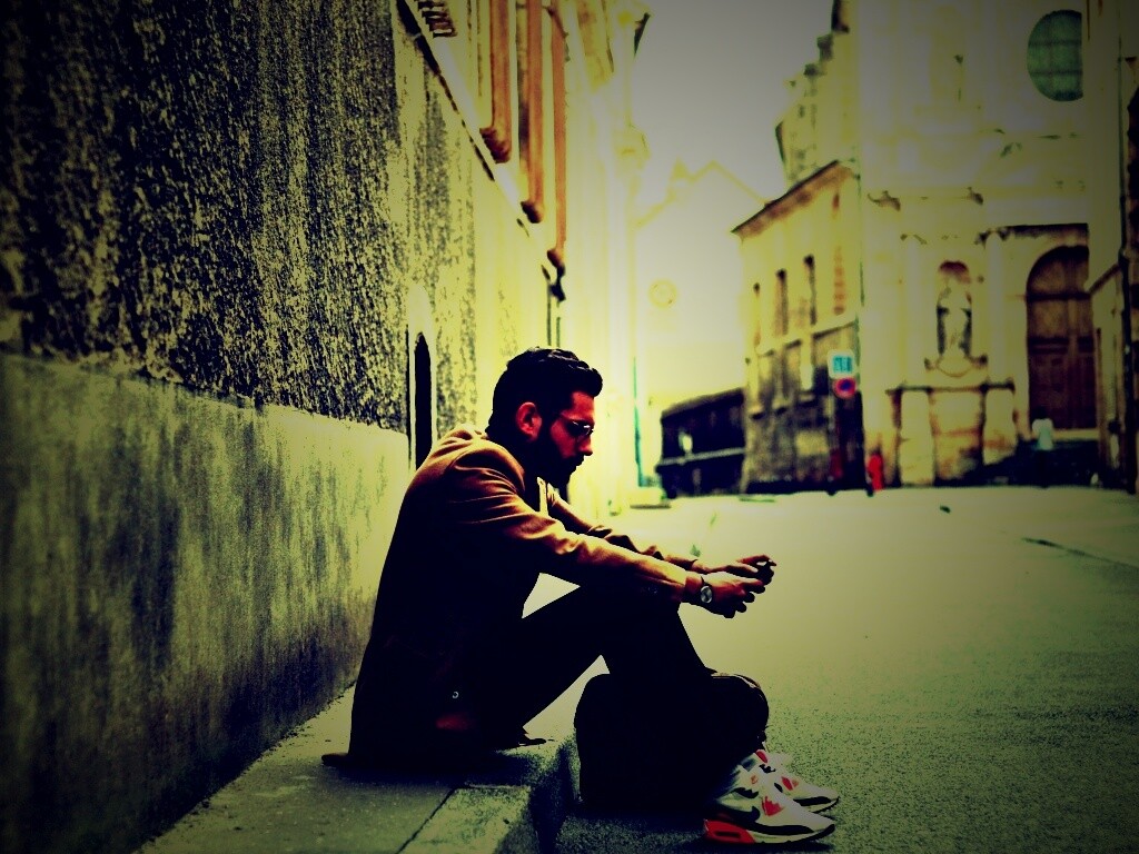 Хипстер с телефоном обои