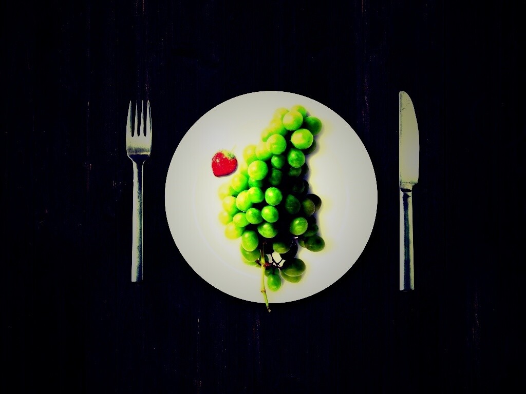 Виноград с клубникой обои