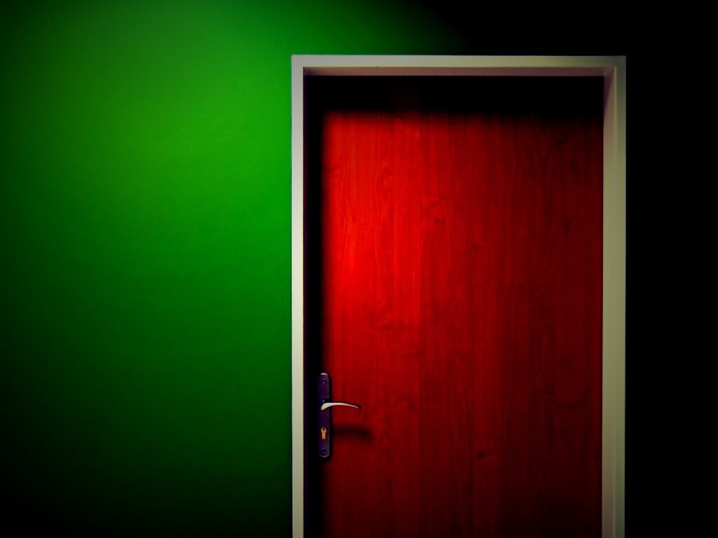 Дверь в стене обои