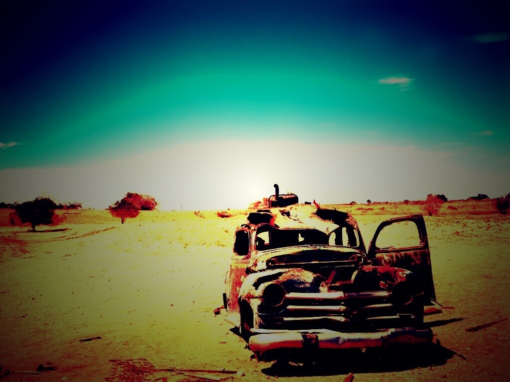 Брошенная в пустыне машина обои
