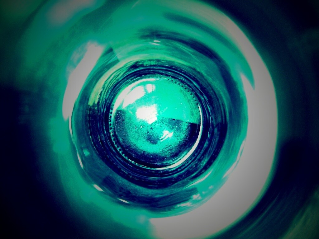 Дно стеклянной бутылки обои