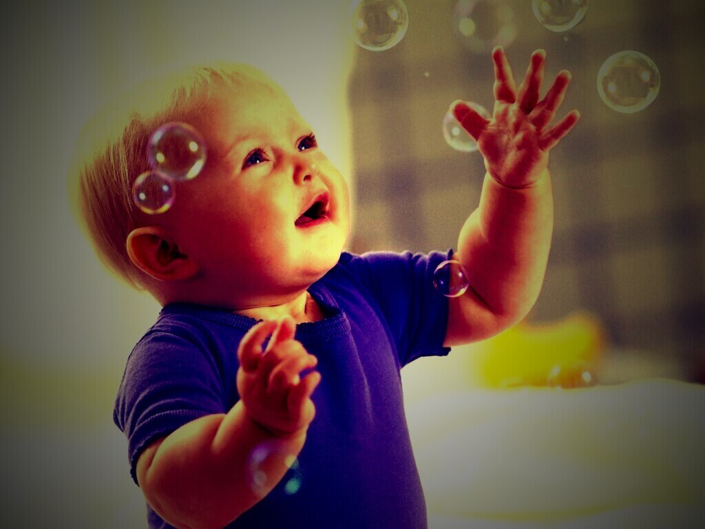 Игра с мыльными пузырями обои