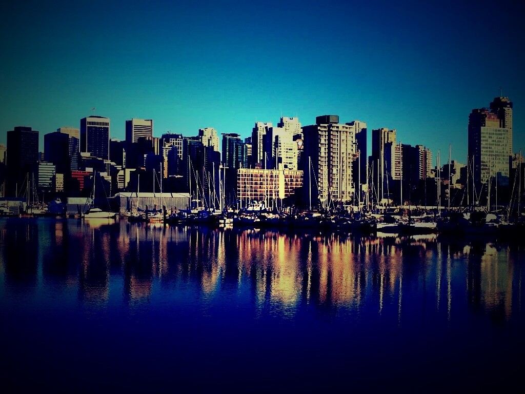 Город у воды обои