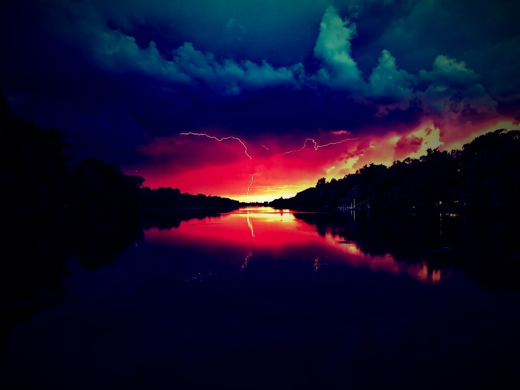 Молнии на фоне заката, стандартные обои mac обои