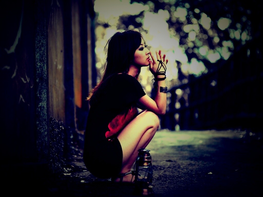 Японская девушка и масляный фонарь обои