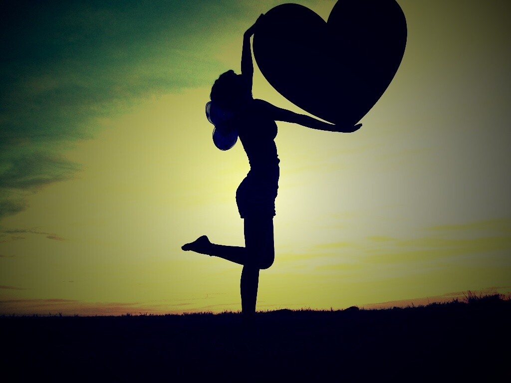 С сердцем в руках обои