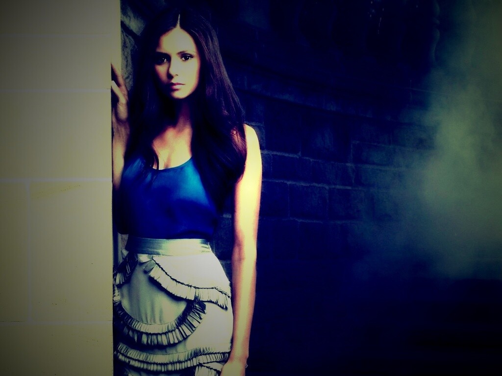 Девушка на лестнице обои