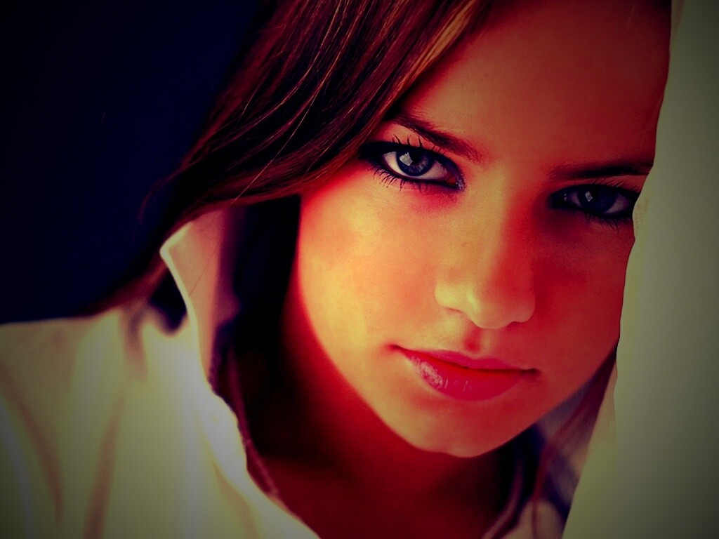 Красивая молодая девушка обои