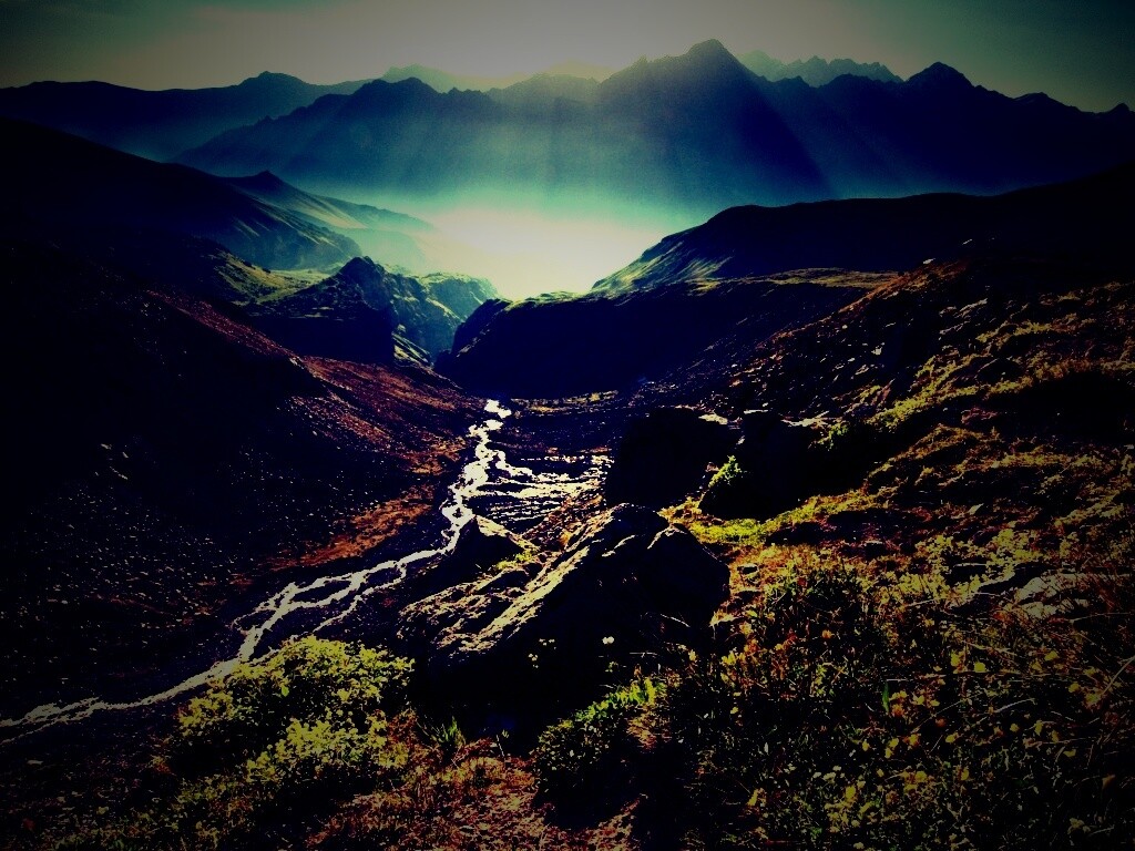 Горы и ручей обои