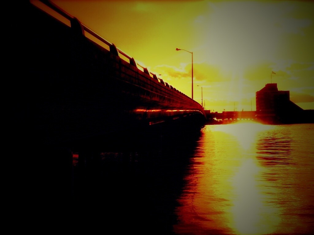 Залитый солнцем мост обои