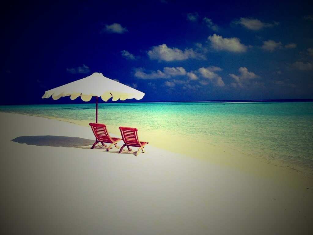 Песчаный пляж с двумя жезлонгами обои