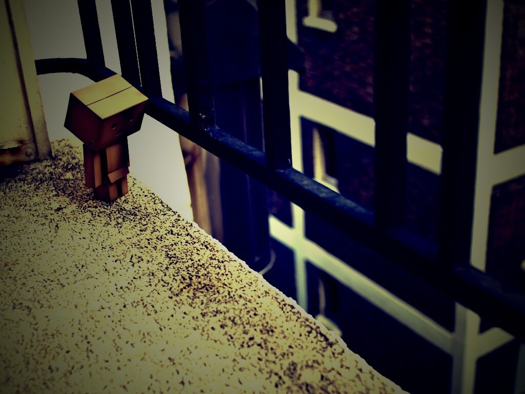 Грустный картонный человечек обои