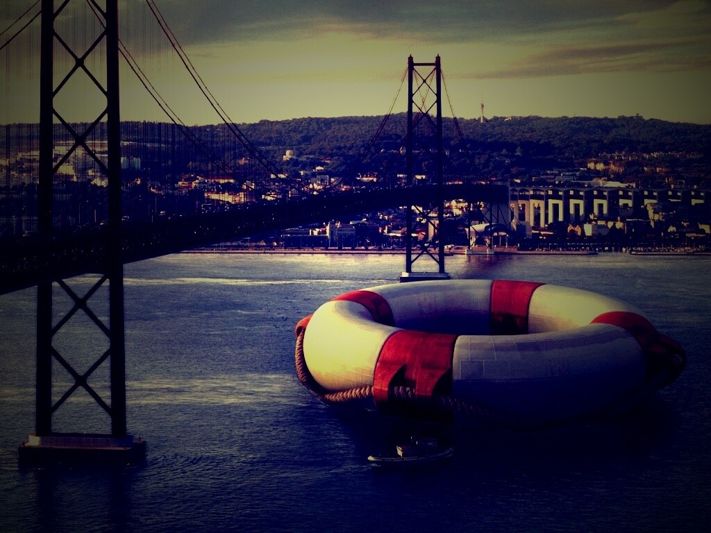 Огромный спасательный круг обои