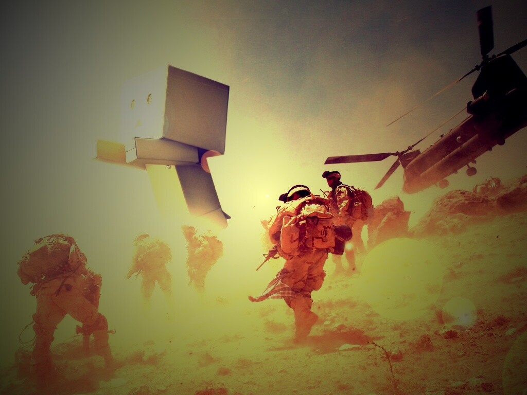 Картонный человек среди солдат обои