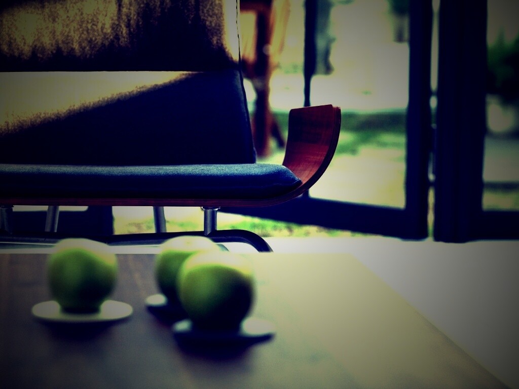 Яблоки на столе обои