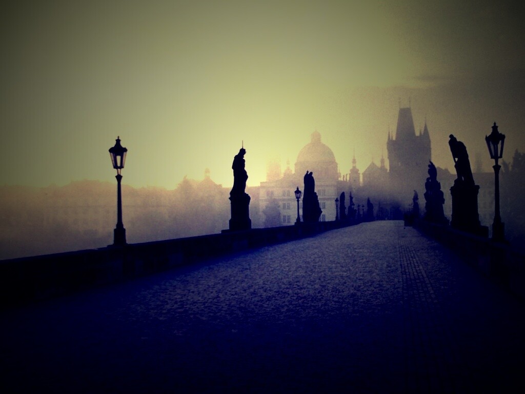 Мост с скульптурами обои