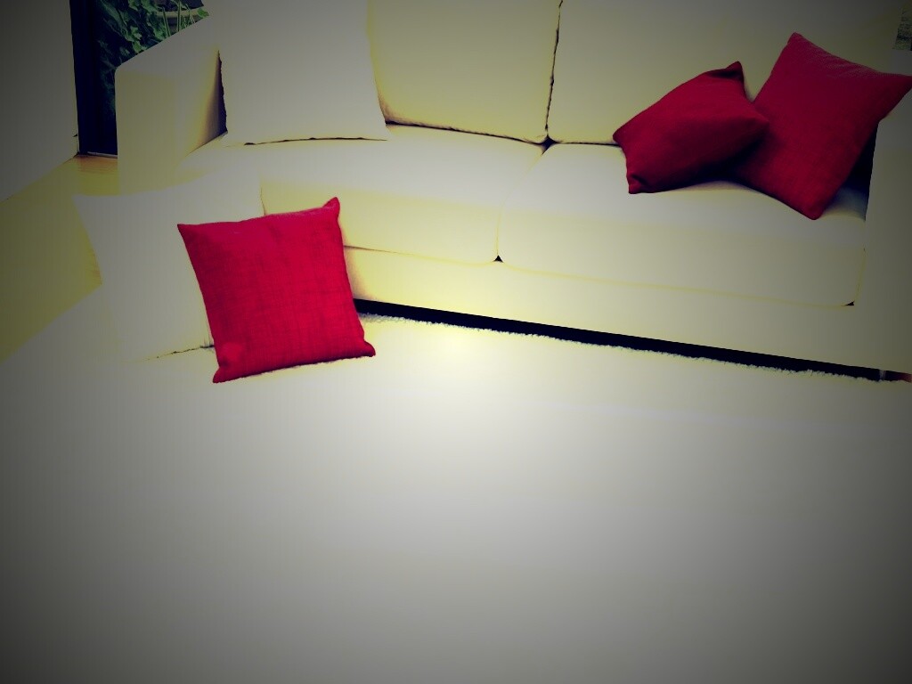 Диван с подушками обои