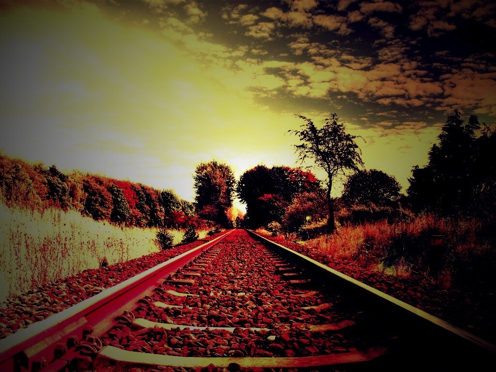 Уходящие в даль рельсы обои
