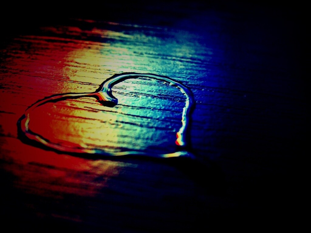 Сердечко из воды обои