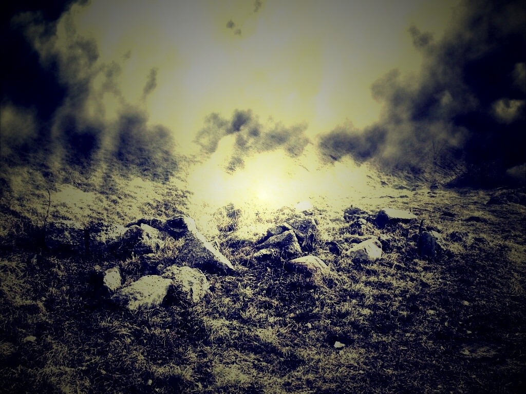 Камни под туманом обои