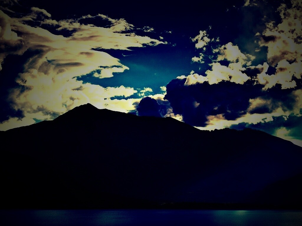 Свет на склонах гор обои