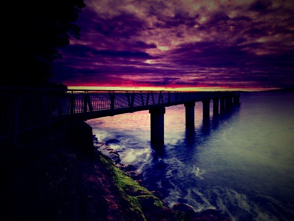 Уходящий в даль причал обои