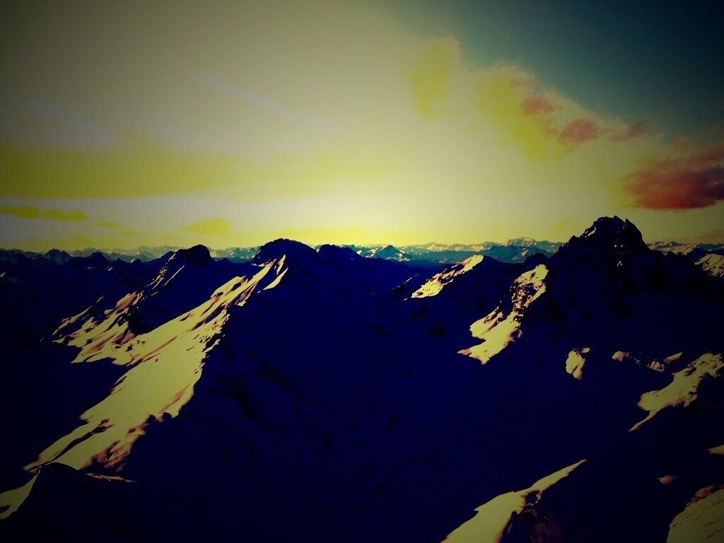 Залитые солнцем горы обои