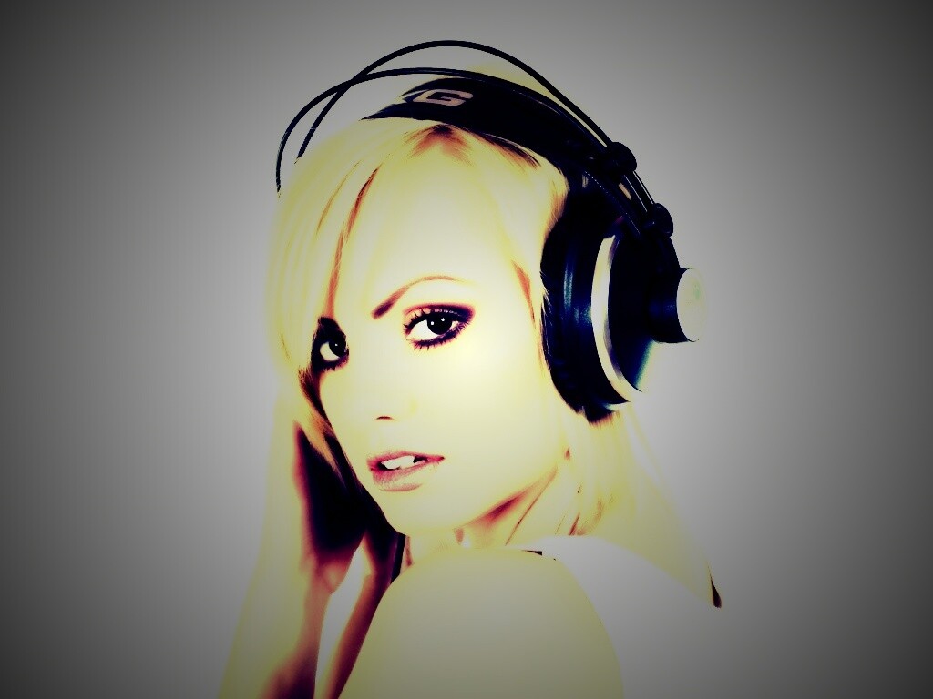 Девушка в наушниках обои