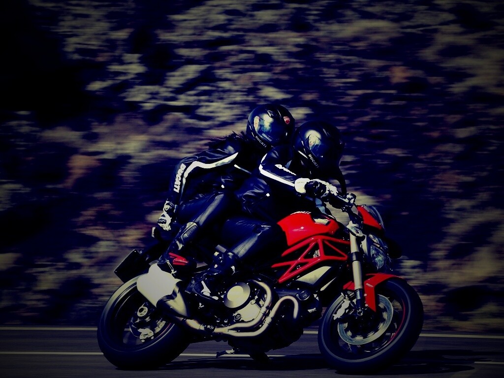 Байкер с девушкой на мотоцикле обои