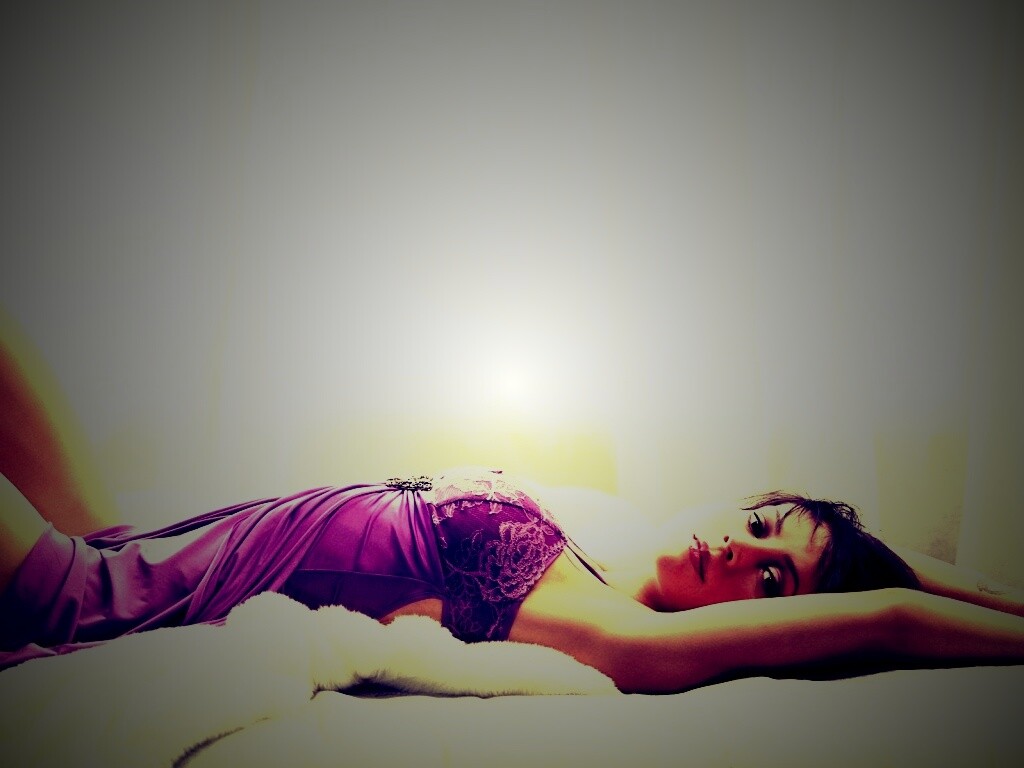 Алиса Милано на кровати обои