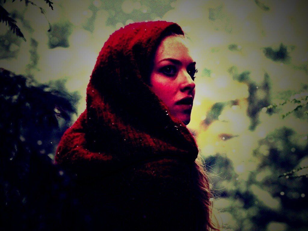 Amanda Seyfried in Red Riding Hood обои