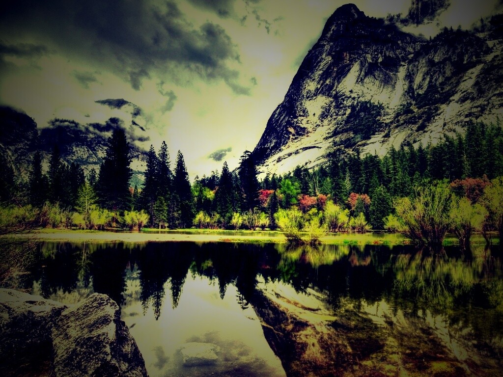 Красивый вид на маленькое горное озеро обои