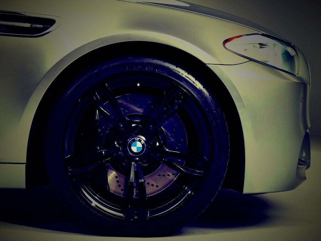 Чёрный литой диск БМВ обои