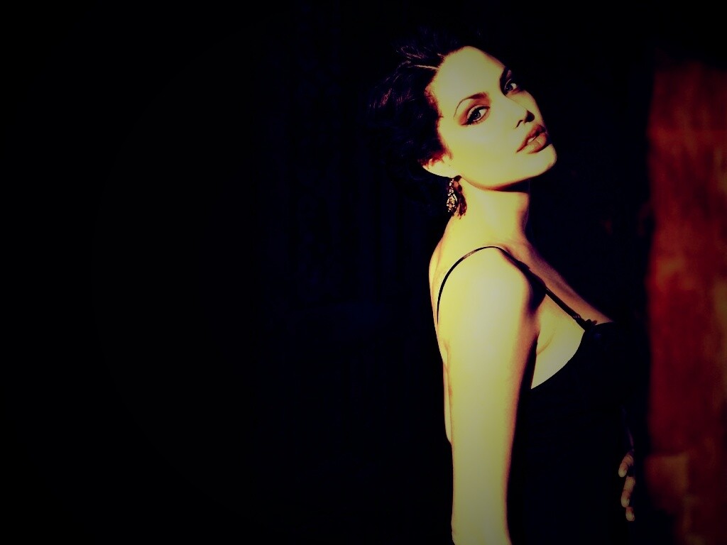 Анджелина Джоли в черном платье обои