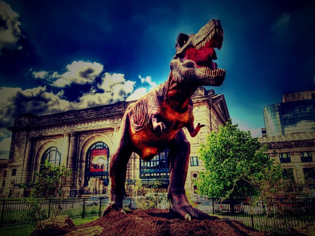 Скульптура динозавра рядом с музеем рептилий обои
