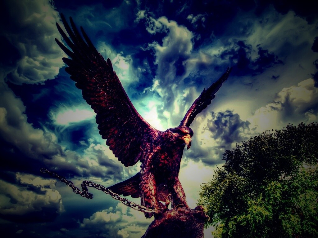 Скульптура орла с цепью в когтях обои