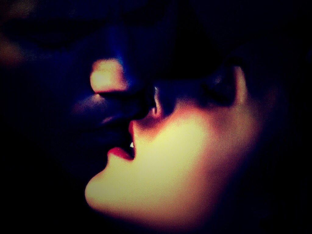 Поцелуй из Дневников Вампира обои