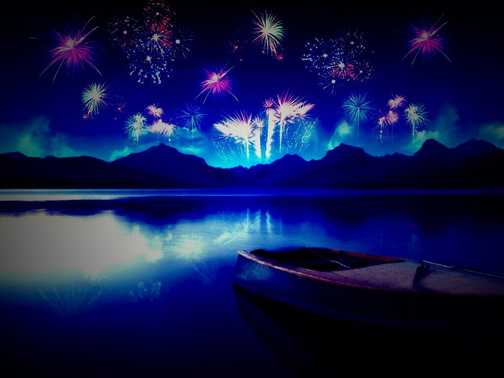 Фейрверк над озером обои