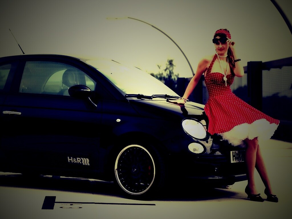 Черный фиат и девушка обои