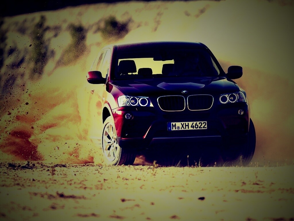 Кроссовер BMW в заносе обои