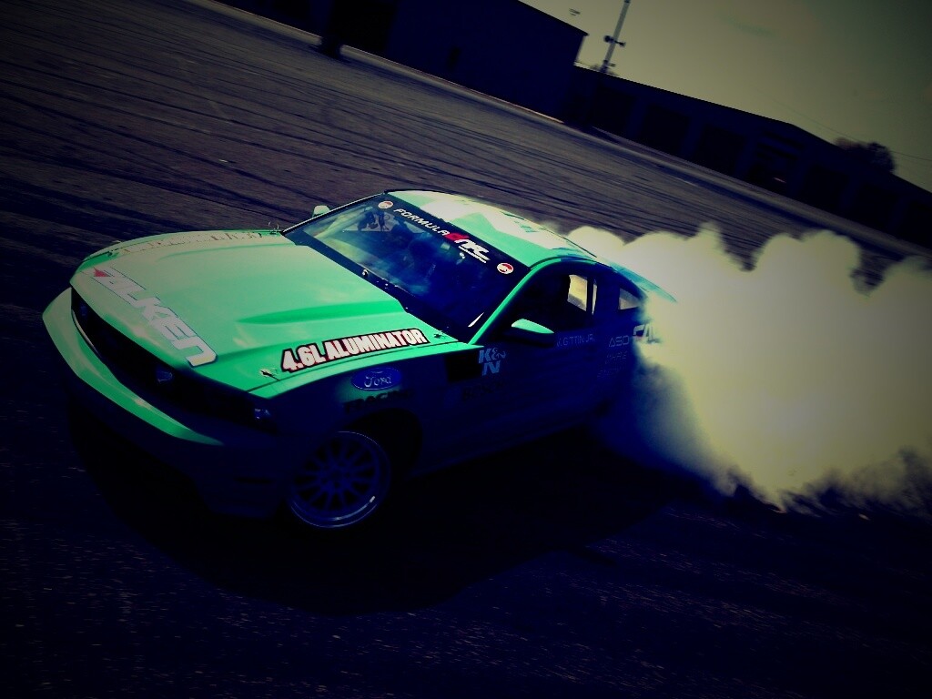 Мустанг дрифтует обои