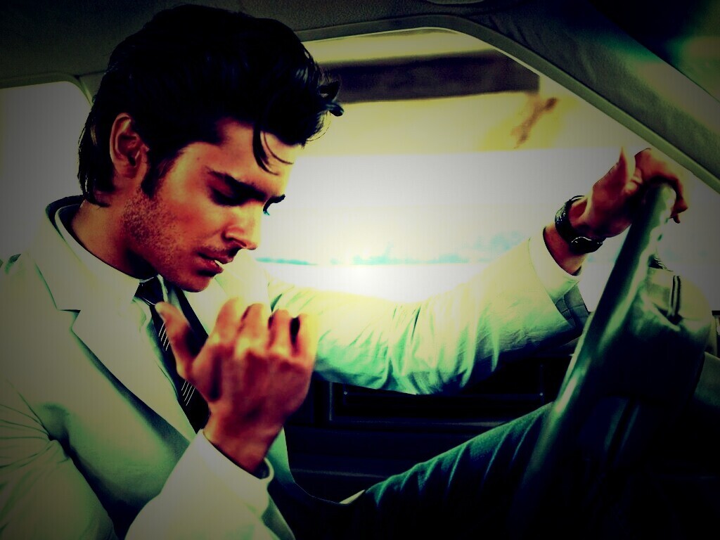 Мужчина прикуривает в машине обои