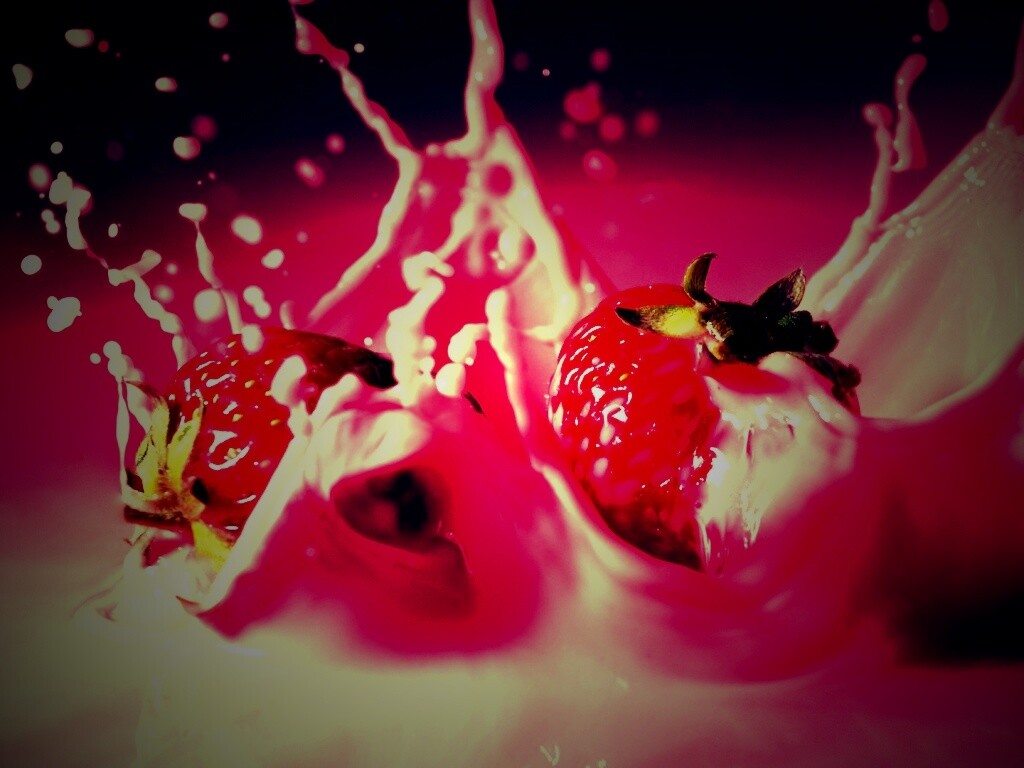 Сочная клубника с молоком обои