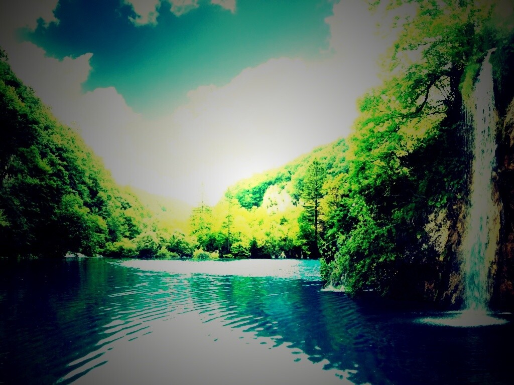 Водопад у реки обои