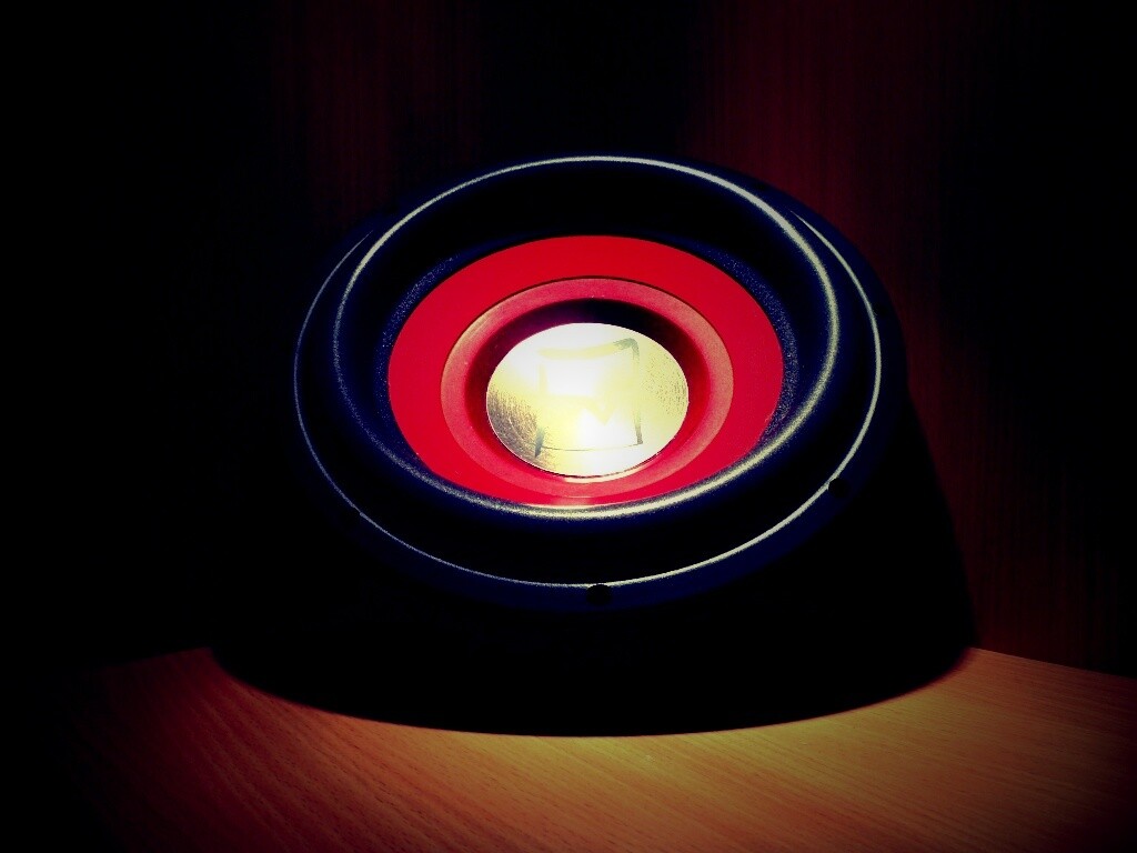 Сабвуфер в углу обои