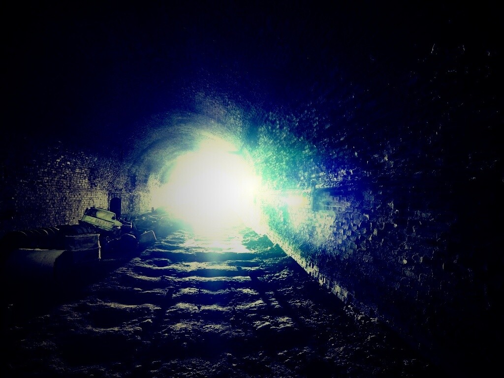 Захламленный тоннель обои