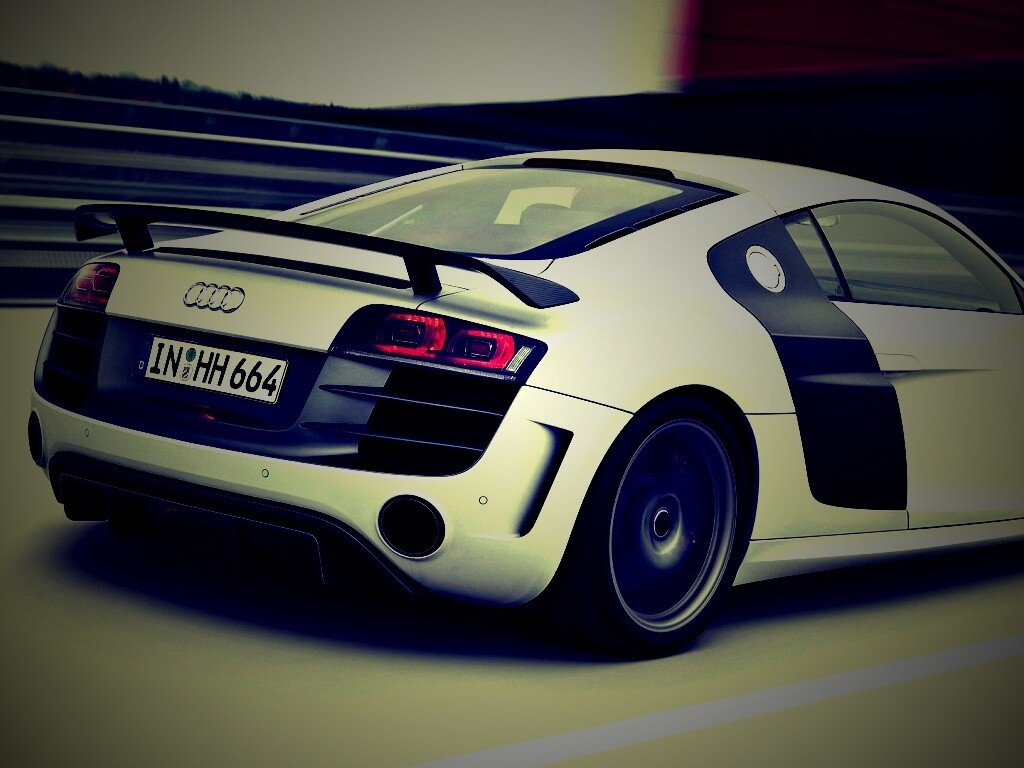 Audi R8 на скоростной трассе обои