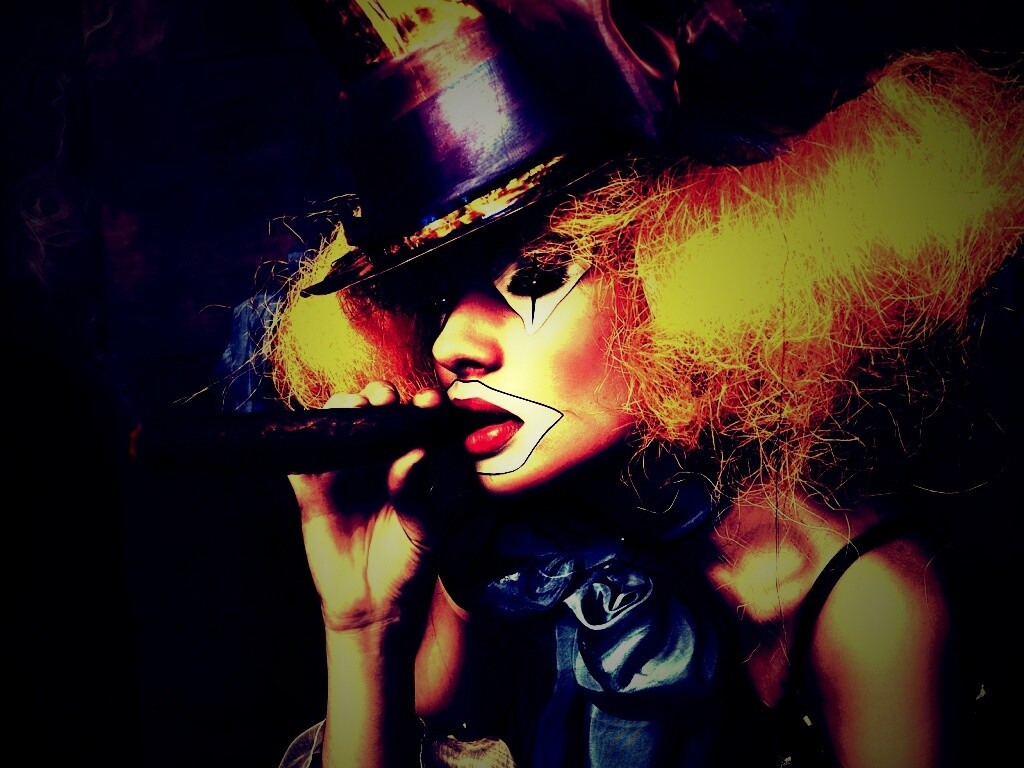 Девушка клоун курит сигару обои