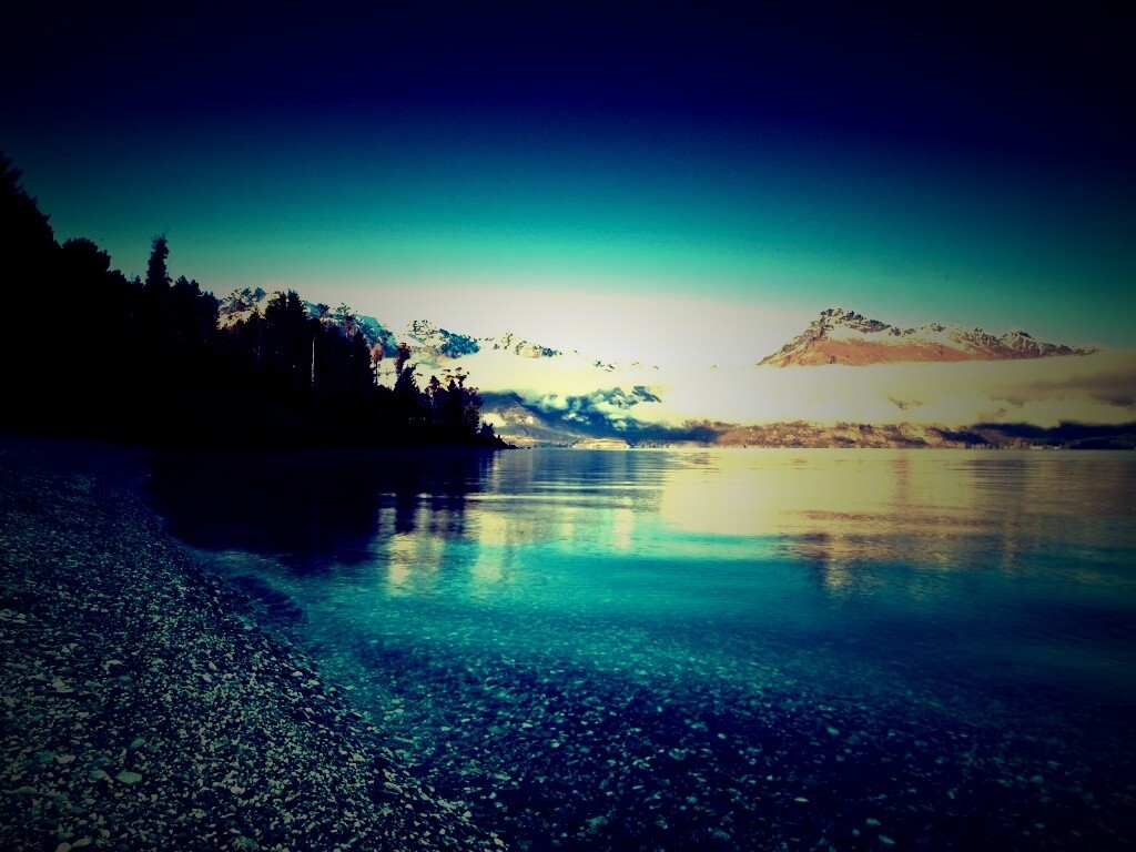 Озеро в предгорье обои